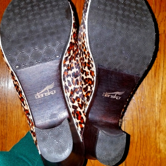 FIRM PRICE DANSKO Rae Leopard sz 39 Clogs Heels - Picture 5 of 6